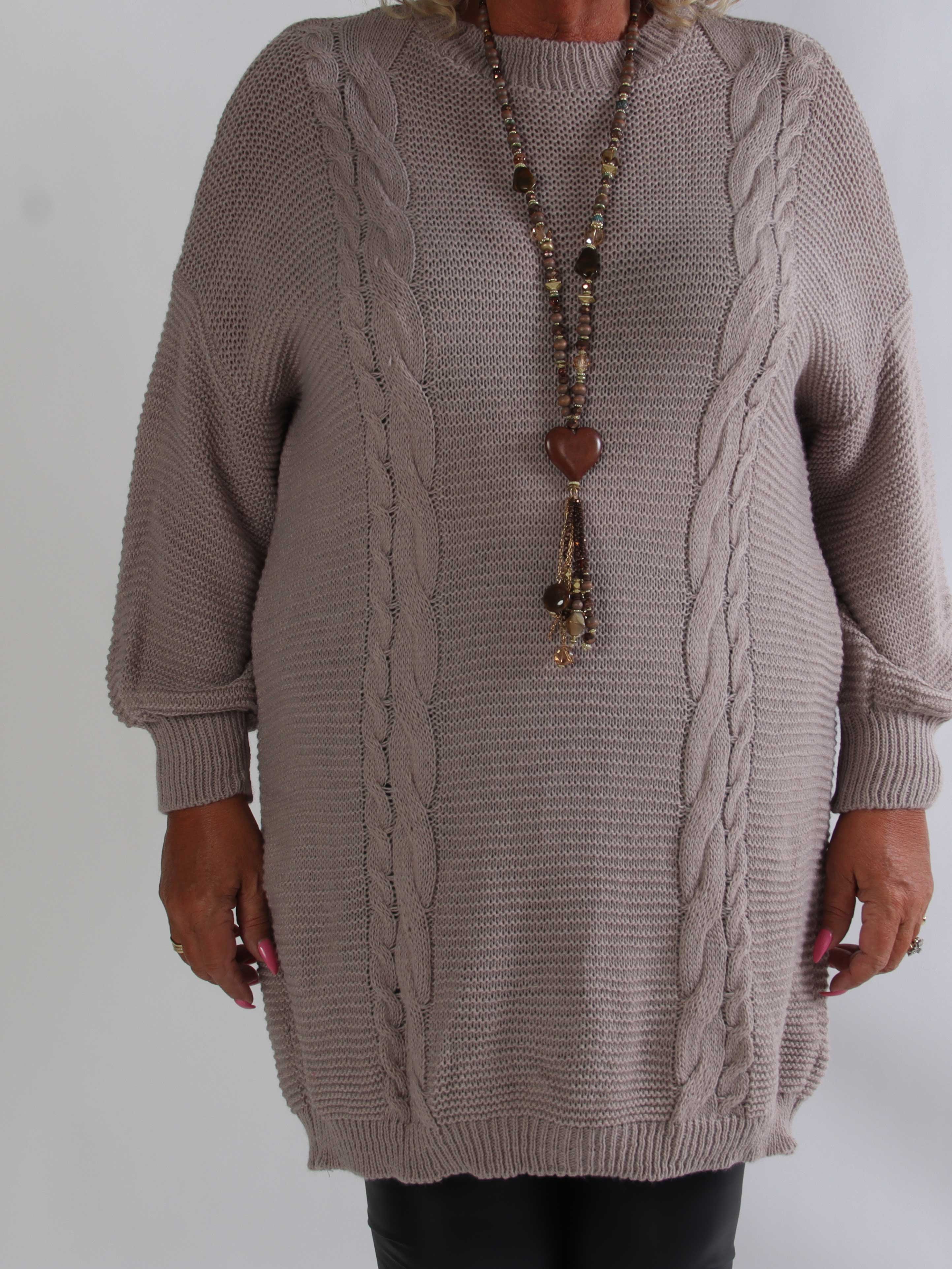 Mila - Plus size strikkjole med kabelstrik langs siderne